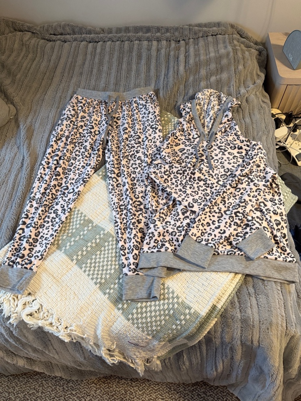 Women’s Cuddl Duds matching pajama SET 🩷